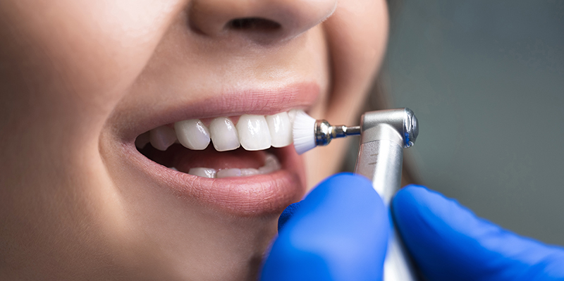 Feine Risse werden mit einer speziellen Paste poliert und versiegelt.